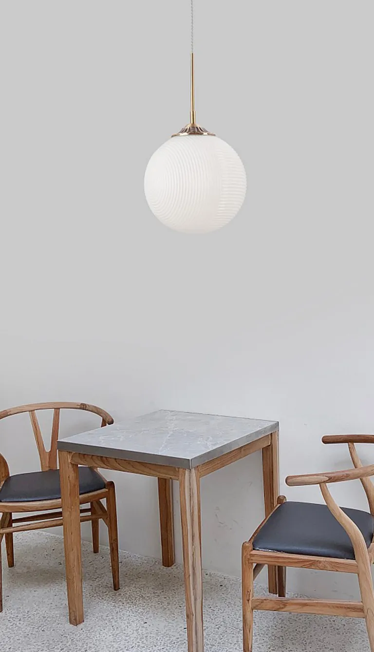 duża okrągła lampa nad stołem